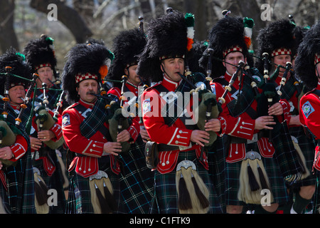 Les membres du Service d'incendie de New York de la société Emeraude la cornemuse dans la bande 2011 Défilé de la Saint-Patrick à NEW YORK Banque D'Images