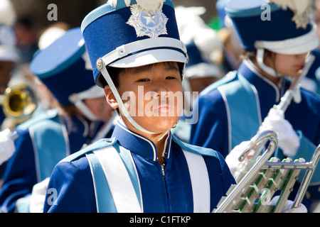 Les jeunes Les jeunes Américains du Nord Marion High School Band joue son glockenspiel dans le 2011 parade de la Saint Patrick Banque D'Images