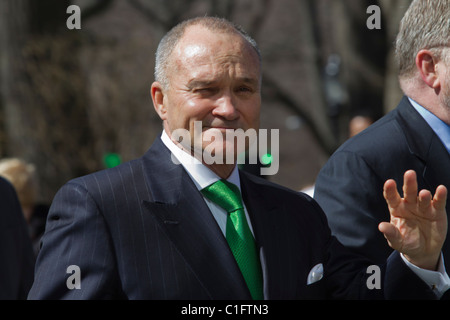 Le commissaire de police de la ville de New York Raymond Kelly marchant dans la 250e édition de son défilé annuel de la St-Patrick à New York City Banque D'Images