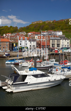 Marina, front de mer, et de murs du château, Scarborough, North Yorkshire, England, United Kingdom Banque D'Images