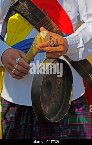 Tribu avec Gong un instrument de musique traditionnel à Namdapha Festival Culturel Eco, Miao, de l'Arunachal Pradesh, Inde Banque D'Images