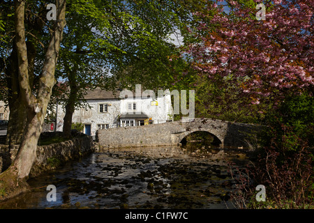 Pont sur Malham Beck stream, Malham, North Yorkshire, England, United Kingdom Banque D'Images