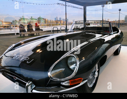 50e anniversaire de l'emblématique E-type Jaguar, châssis 94, à l'affiche dans un réservoir de verre à l'extérieur du Design Museum, Londres, Royaume-Uni Banque D'Images