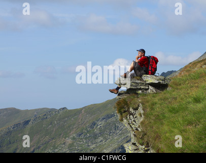 L'examen de l'homme l'horizon dans les montagnes. Banque D'Images