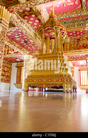 Rouge et Or de l'intérieur du temple par le Ho Prabang Musée du Palais Royal de Luang Prabang, Laos Banque D'Images