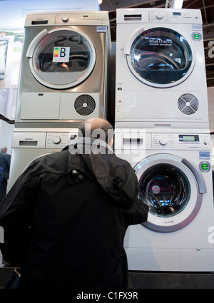 Man Shopping pour , Home Energy Saving Appliances, Siemens Company Washing machines, global Green Economy concept, Energy Efficient home Banque D'Images