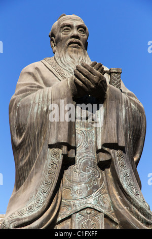 Statue de Confucius à l'Académie impériale par le Temple de Confucius à Pékin, Chine Banque D'Images