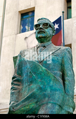 Statue : le président Allende (1908-1973), le Chili's Premier dirigeant socialiste, est mort au cours d'un coup, de la Plaza de la Constitucion, Santiago, Chili Banque D'Images