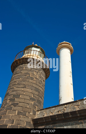 Nouveau & ancien Faro de Pechiguera phares sur la mer sur la côte sud complexe de Playa Blanca, Lanzarote, Îles Canaries Banque D'Images