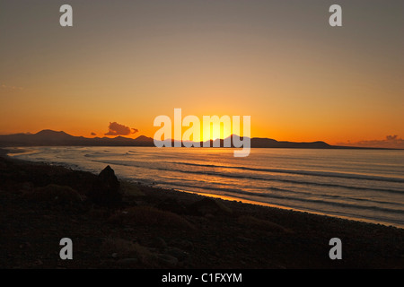 Coucher du soleil sur le long de la baie à la plage de surf les plus fins dans le nord ouest ; Famara, Lanzarote, Îles Canaries Banque D'Images