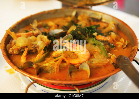 Un portugais typique Cataplana do Morisco est servi pour le déjeuner. Banque D'Images