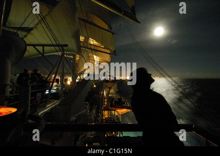 Mer des Caraïbes, les cinq mâts SPV Royal Clipper avec chaque jeu de voile sous la pleine lune Banque D'Images