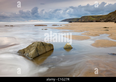 Marée montante sur la plage Sandymouth, Cornwall, Angleterre. L'automne (novembre) 2010. Banque D'Images