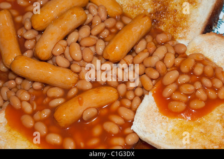 Assiette de saucisses et de haricots cuits au four sur pain grillé. Banque D'Images