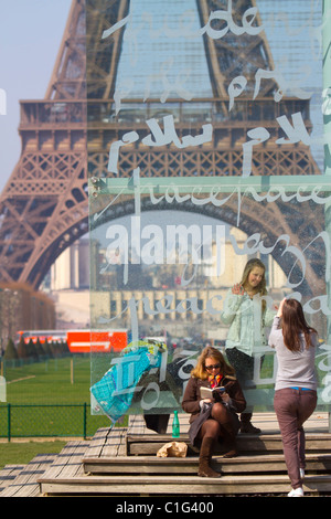 Tour Eiffel de la paix Pavilion. Champ de Mars. Paris, France. Banque D'Images