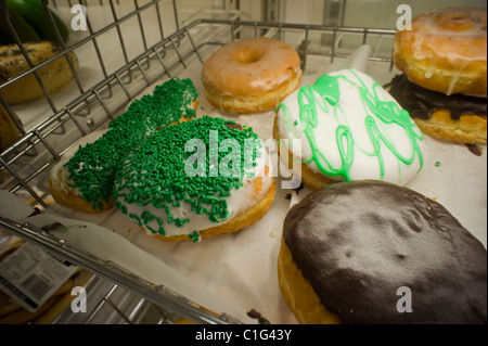 Assortiment de beignets sont vus dans un supermarché boulangerie à New York le samedi 12 mars, 2011. (© Richard B. Levine) Banque D'Images