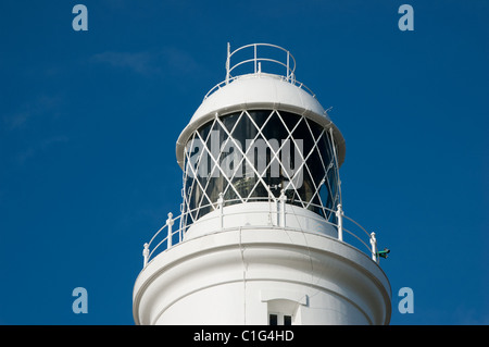 La lanterne du phare de Portland Bill dans le Dorset, UK, contre un ciel bleu profond. Banque D'Images