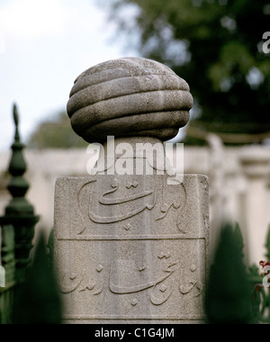 Riche tombe ottomane de gentleman dans un cimetière à Istanbul en Turquie en Asie du Moyen-Orient. Histoire vie historique mort Culture Homme Voyage Banque D'Images