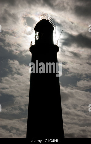 La lanterne du phare de Portland Bill dans le Dorset, UK, silhouetté contre le soleil. Banque D'Images