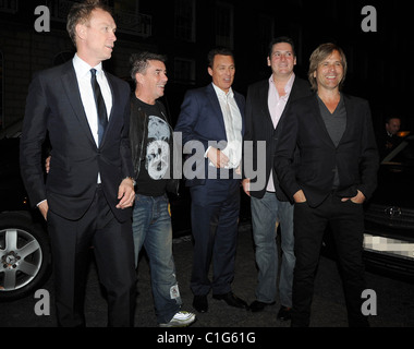 Gary Kemp, John Keeble, Martin Kemp, Tony Hadley et Steve Norman de Spandau Ballet à l'extérieur de nuit Krystle Dublin, Irlande - Banque D'Images