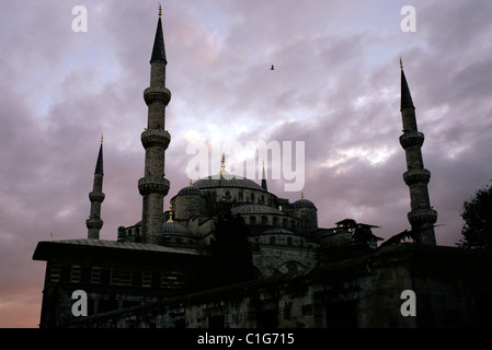 Coucher du soleil à la Mosquée Bleue (Sultan Ahmet Camii ) dans Sultanahmet à Istanbul en Turquie. Banque D'Images