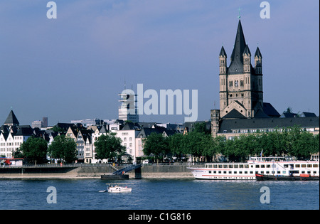 Allemagne, Rhénanie du nord -Westphalie, Cologne, le Rhin et le clocher de l'église St Martin brut Banque D'Images