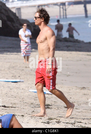 Matthew McConaughey bénéficie d'un certain temps sur la plage de Malibu avec sa petite amie Camila Alves et leur fils Levi, Los Angeles Banque D'Images