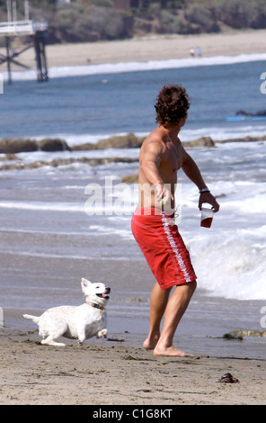 Matthew McConaughey bénéficie d'un certain temps sur la plage de Malibu avec sa petite amie Camila Alves et leur fils Levi, Los Angeles Banque D'Images