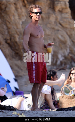 Matthew McConaughey bénéficie d'un certain temps sur la plage de Malibu avec sa petite amie Camila Alves et leur fils Levi, Los Angeles Banque D'Images