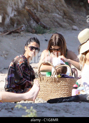 Camila Alves bénéficie d'un certain temps sur la plage de Malibu avec son ami Matthew McConaughey et leur fils Levi Los Angeles, Californie Banque D'Images