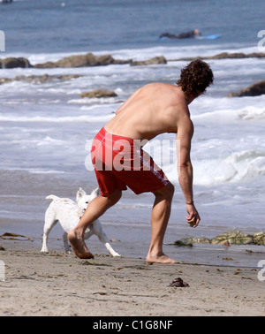 Matthew McConaughey bénéficie d'un certain temps sur la plage de Malibu avec sa petite amie Camila Alves et leur fils Levi, Los Angeles Banque D'Images