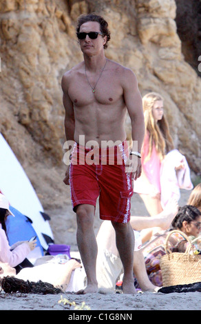 Matthew McConaughey bénéficie d'un certain temps sur la plage de Malibu avec sa petite amie Camila Alves et leur fils Levi, Los Angeles Banque D'Images