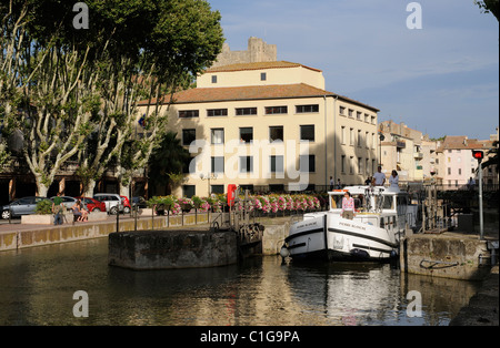 Location de vacances voile en passant par le verrouillage sur le Canal de la Robine à Narbonne sud de la France Banque D'Images