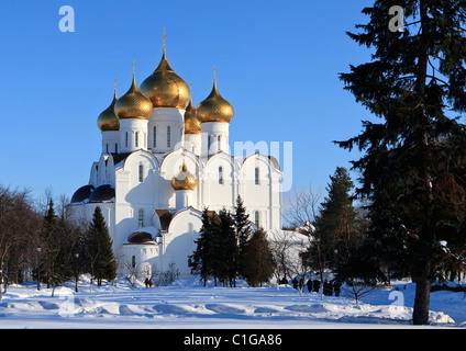 Vue hivernale de la cathédrale de l'Assomption de la Bienheureuse Vierge Marie à Yaroslavl Banque D'Images