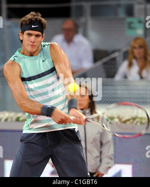 Juan Martin Del Potro d'Argentine renvoie la balle au cours de la demi-finale du tournoi contre la Suisse de Roger Federer à Banque D'Images