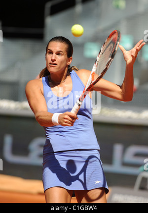 Amelie Mauresmo de France renvoie la balle lors d'un simple dames demi-finale contre Caroline Wozniacki du Danemark à Banque D'Images