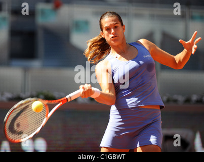 Amelie Mauresmo de France renvoie la balle lors d'un simple dames demi-finale contre Caroline Wozniacki du Danemark à Banque D'Images