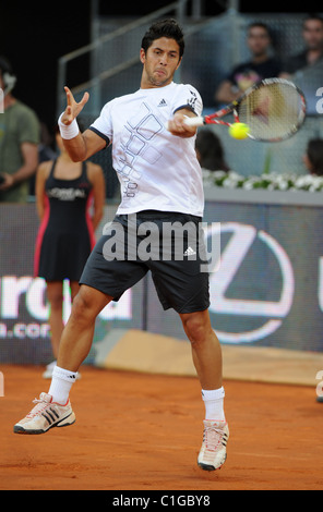 Fernando Verdasco Espagne renvoie la balle au cours de son masculin quart de finale contre son compatriote Rafael Nadal à la Banque D'Images