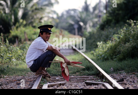 Vietnam, garde de passage à niveau sur la principale ligne de chemin de fer allant de Saïgon à Hanoï Banque D'Images