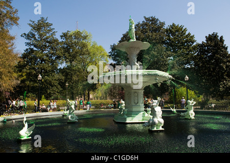 Fontaine dans Forsyth Park, Savannah, Géorgie, teint en vert pour la Saint-Patrick, 2011 Banque D'Images