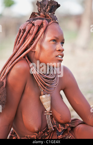 Portrait d'une femme Himba en vêtements traditionnels qui vivent dans la région de Kunene, Namibie Banque D'Images