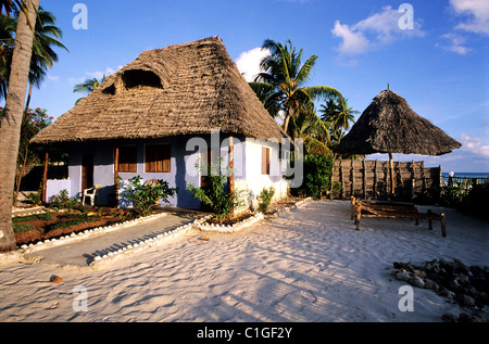 La Tanzanie, l'archipel de Zanzibar, l'île d'Unguja (Zanzibar), plage de Jambiani, bungalows de l'hôtel Coco Beach Banque D'Images