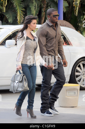 Kim Kardashian et Reggie Bush des stars arrivent pour regarder les Los Angeles Lakers match contre les Nuggets de Denver à la Banque D'Images