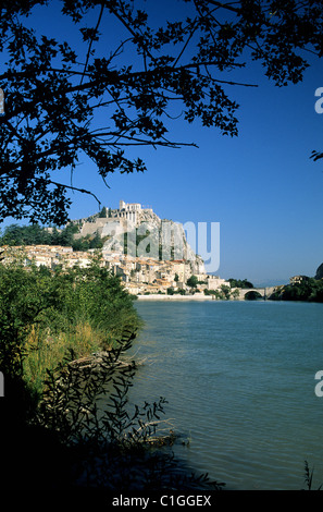 France, Alpes de Haute Provence, Sisteron et sa citadelle sur les rives de la Durance Banque D'Images