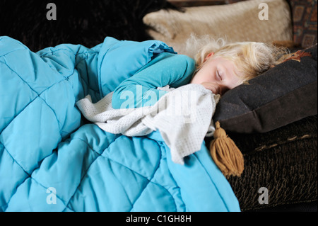 Stock photo d'une fillette de 5 ans mal posé sur le setee. Banque D'Images