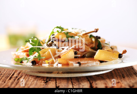 Salade de pâtes saupoudré de parmesan et roquette Banque D'Images