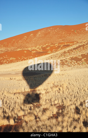 Ombre de ballon à air chaud sur le désert du Namib. Namib-Naukluft Park, Namibie Banque D'Images