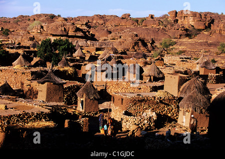 Mali, pays Dogon, le village de Begnimato sur le haut de la falaise de Bandiagara Banque D'Images