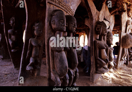 Mali, Pays Dogon, le village d'Ende au bas de la falaise de Bandiagara, lieu de rencontre communautaire (ou toguna) Banque D'Images