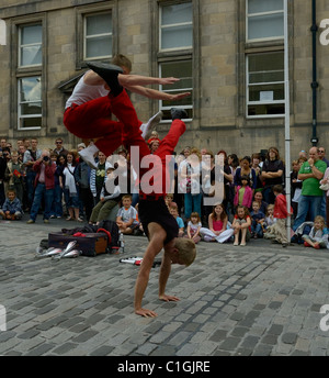 Edimbourg - 19 août. 9 : deux gymnastes exécuter dans la rue au cours de l'Edinburgh Festival Fringe, Édimbourg, Écosse, 2007. Usage éditorial uniquement. Banque D'Images